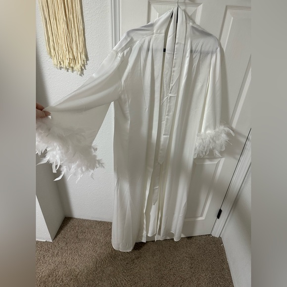 Belle and Bloom wedding day robe - Picture 4 of 6